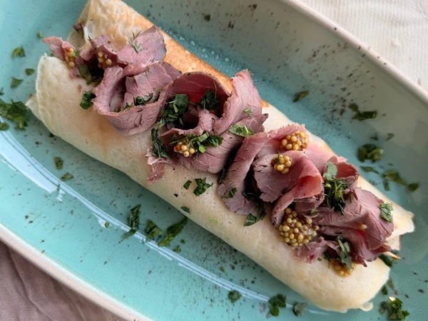 Блинчики с ростбифом и сырным фондю