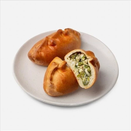 Пирожок с луком и яйцом