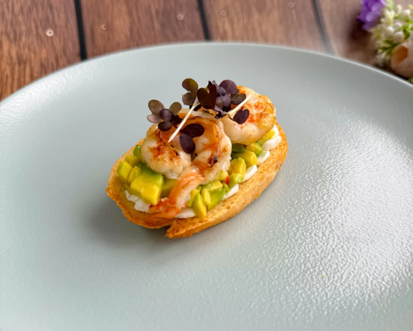 Кростини с креветками и авокадо