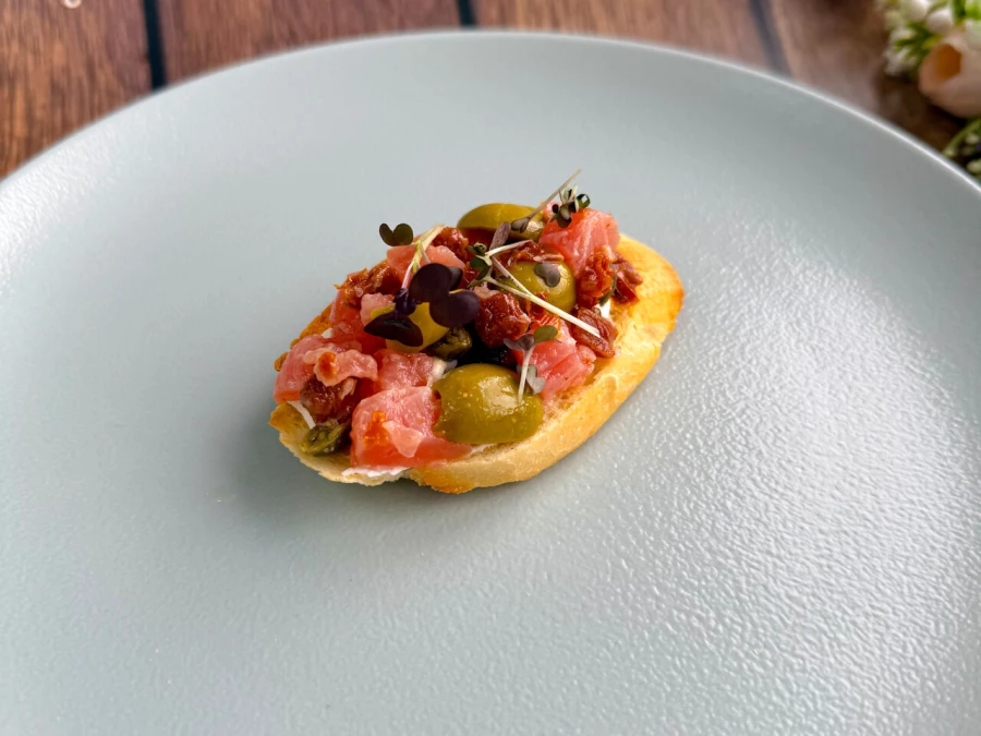 Кростини с тунцом и вялеными томатами