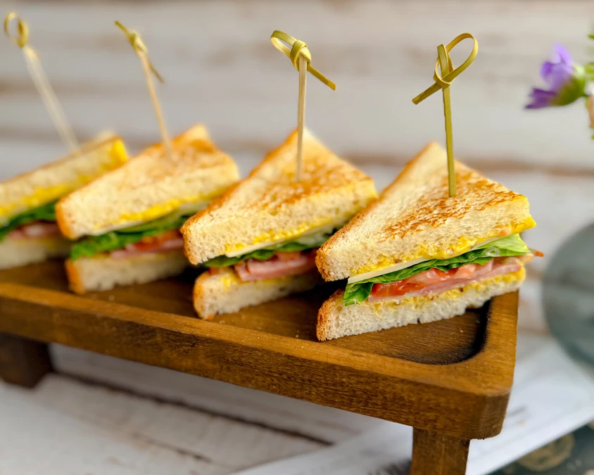 Мини-сэндвичи с ветчиной и сыром