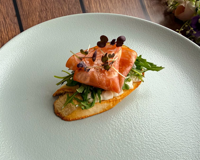 Кростини с сыровяленой шейкой и грушей