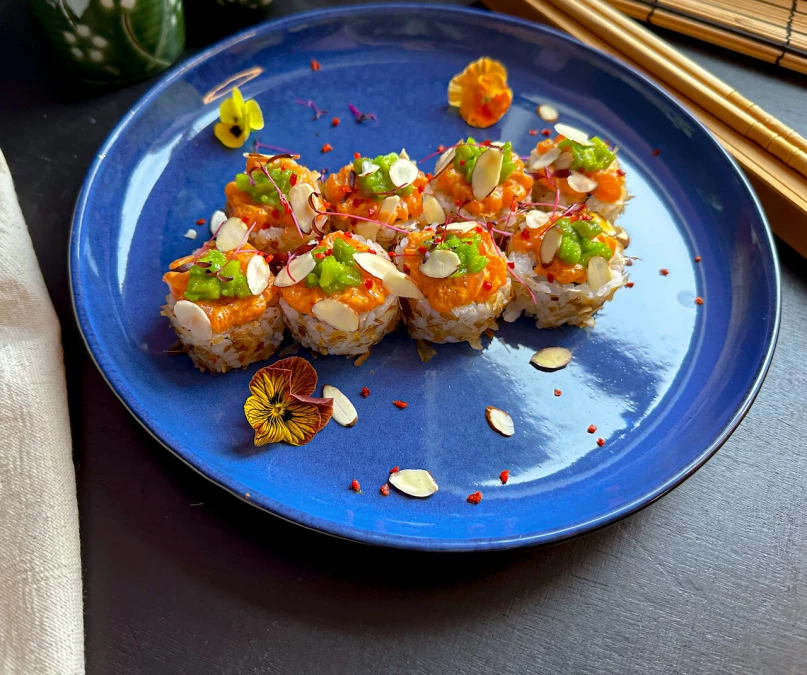 Острый с лососем и конфитюром из авокадо