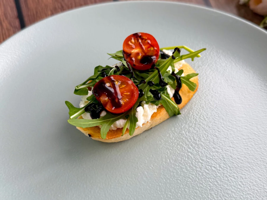 Кростини с сыром Страчателла и свежей рукколой