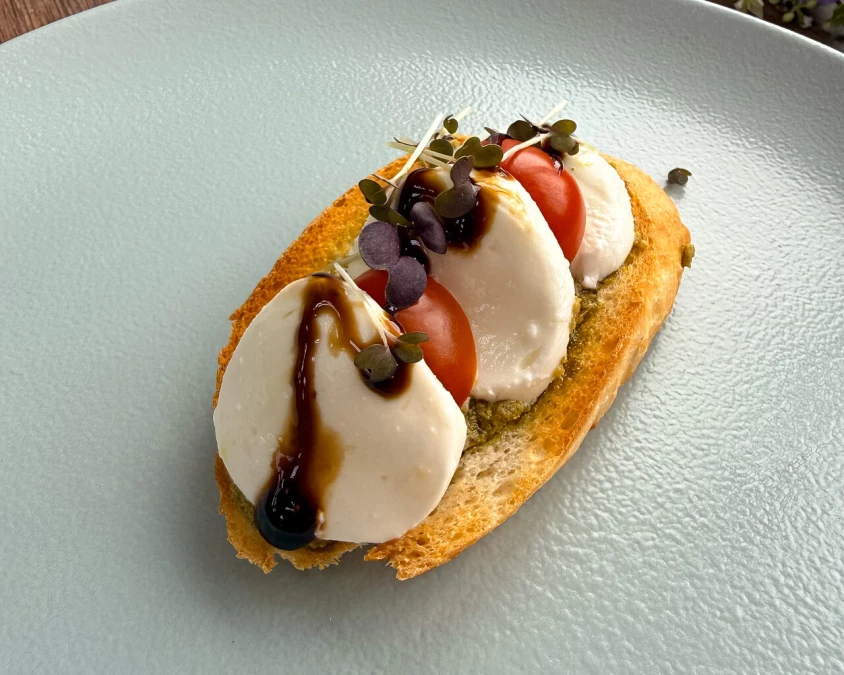 Кростини с молодым сыром Моцарелла и Песто