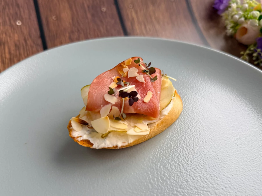 Кростини с сыровяленой шейкой и Горгонзолой