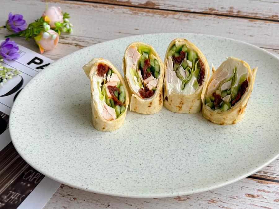 Сэндвич-роллы с курицей и вялеными томатами