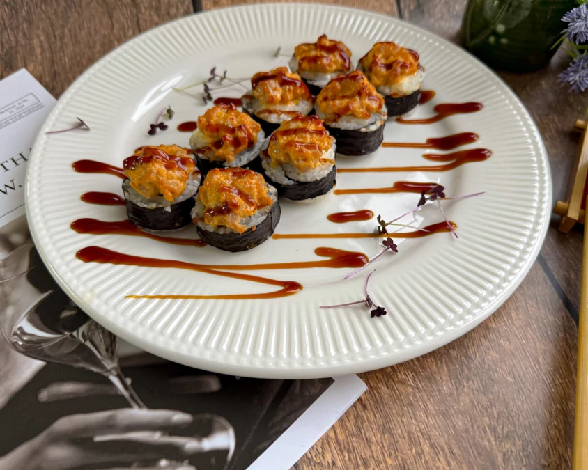 ролл Запеченный с тунцом и соусом Том Ям