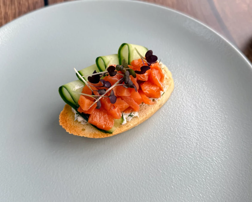 Кростини с копченым лососем