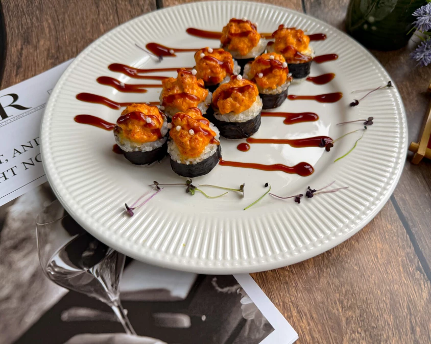 ролл Запеченный с лососем и соусом Спайси