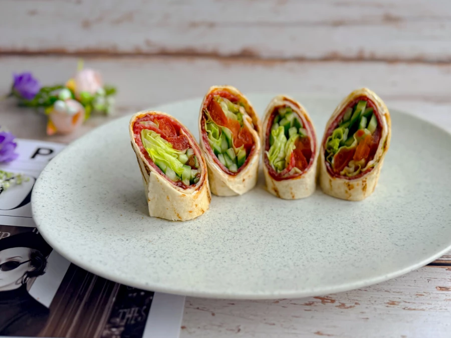 Сэндвич-роллы с салями и соусом BBQ