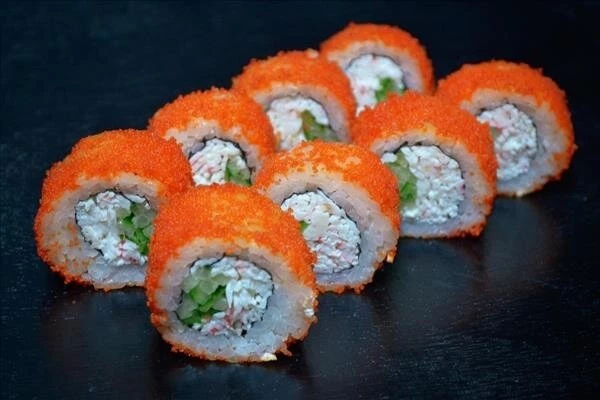 ролл Калифорния с снежным крабом