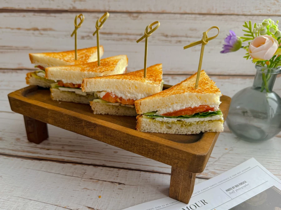 Мини-сэндвичи с сыром Страчателла и Песто