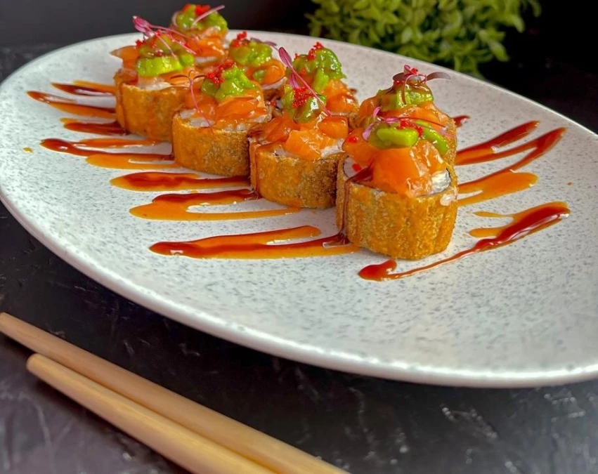 Темпура-ролл с лососем и авокадо