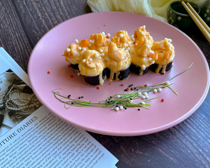 ролл Запеченный с креветками и соусом Том Ям