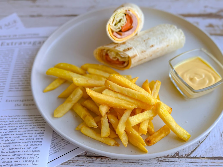 Сэндвич-ролл с ветчиной и картофелем фри