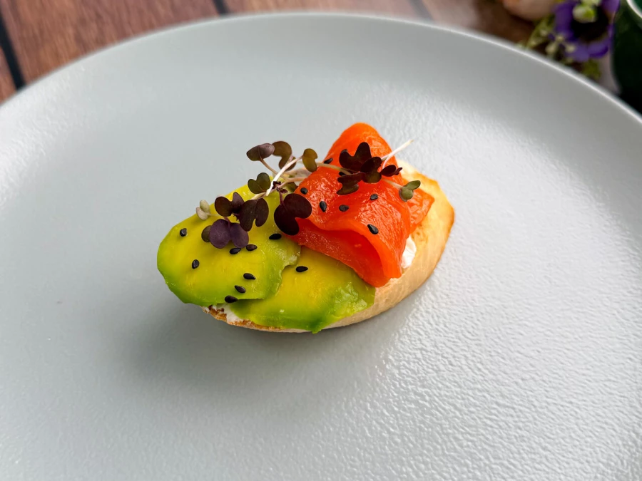 Кростини с лососем и авокадо