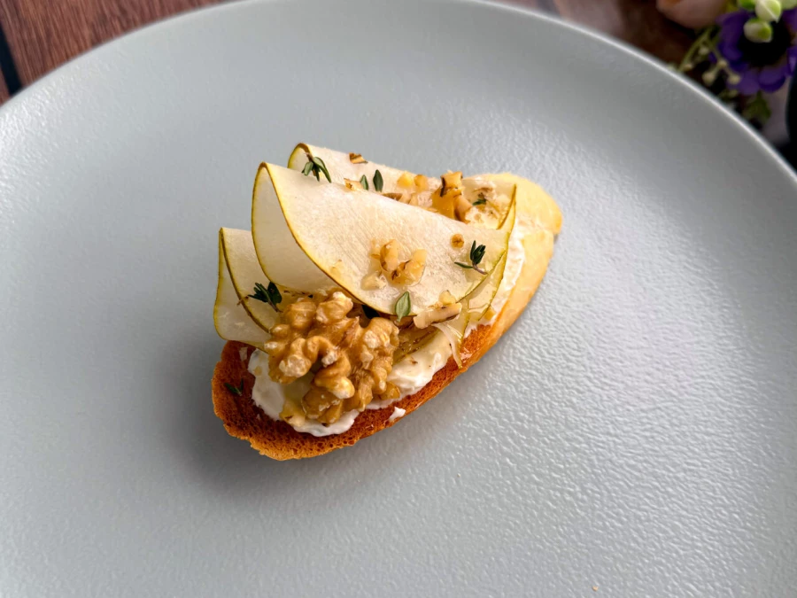 Кростини с грушей и Горгонзолой