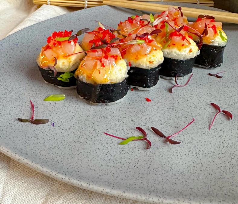 ролл Запеченный с сыром и морским окунем