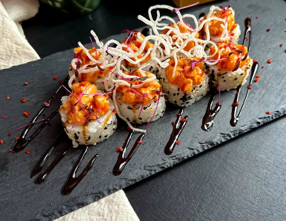 ролл С опаленным лососем и тунцом