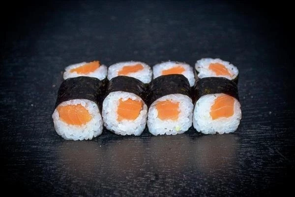 Маки-ролл с копченым лососем