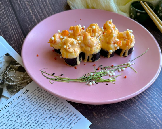 ролл Запеченный с креветками и соусом Том Ям