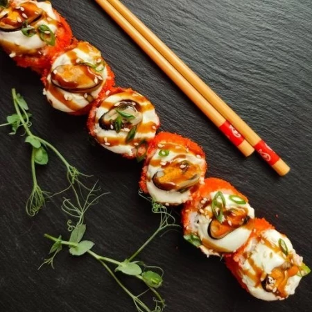 ролл Запеченный с мидиями и соусом Горгонзола