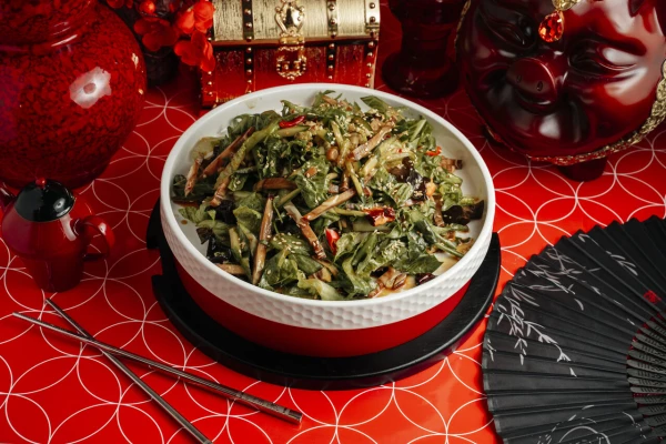 Салат со свиными ушками