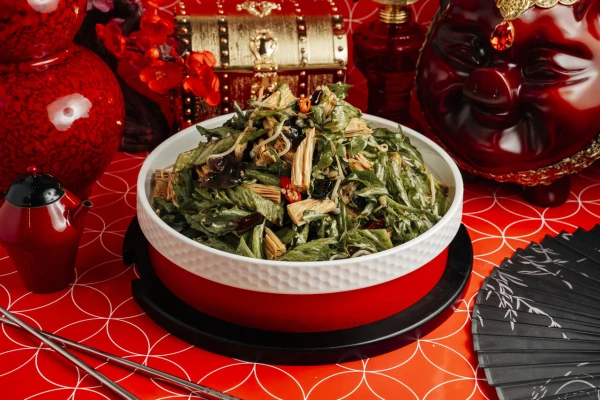 Салат с соевой спаржей и древесными грибами