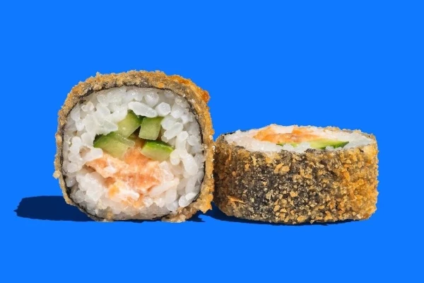 ЖАРЕНЫЙ  РОЛЛ С ЛОСОСЕМ 