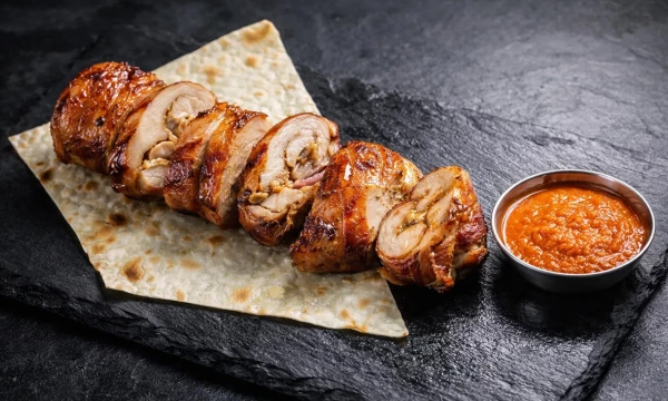 Рулет куриный с беконом с соусом карри