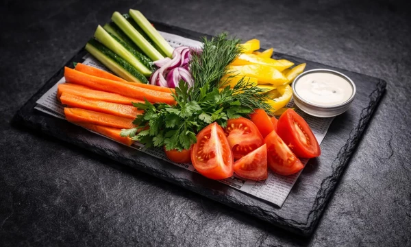 Ассорти овощей с соусом