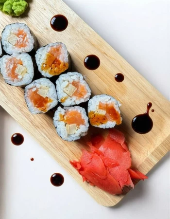 Маки лосось томаго