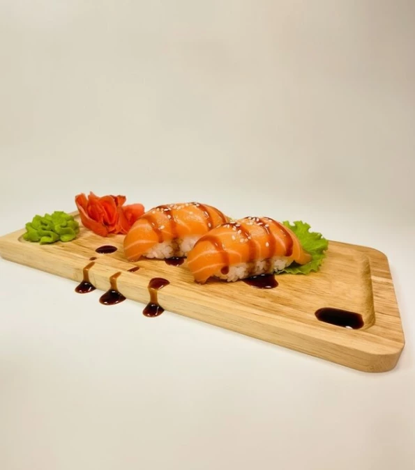 Нигири с лососем