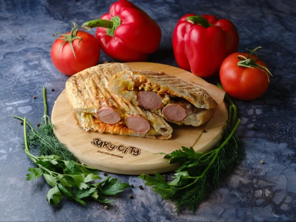 Хот-дог с двумя сосисками