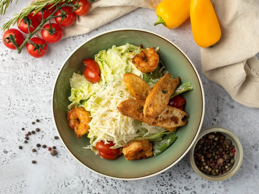 Салат Цезарь с креветками