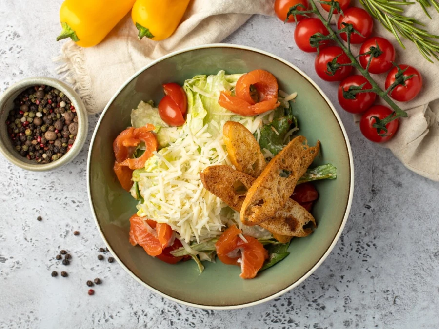 Салат Цезарь с лососем