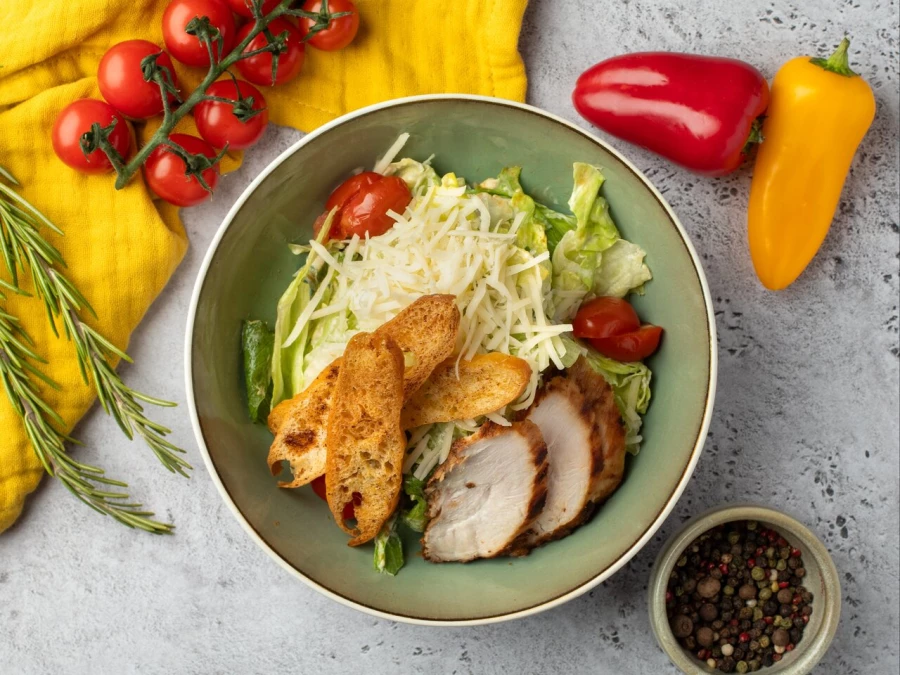 Салат Цезарь с курицей