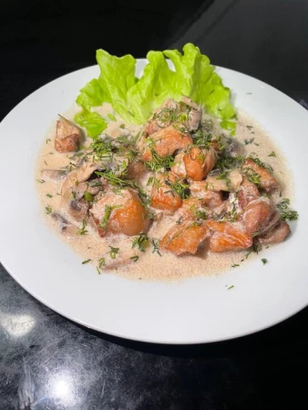 Кусочки свинины в сливочном соусе