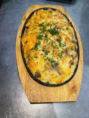 Язык говяжий запеченный с картофелем и грибами