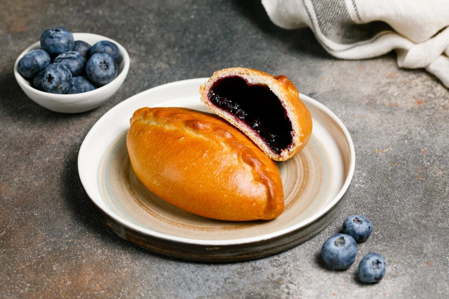 Пирожок с черникой