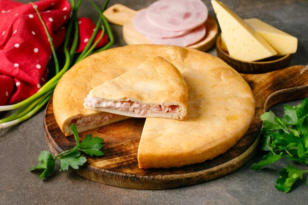 Пирог осетинский с ветчиной и сыром