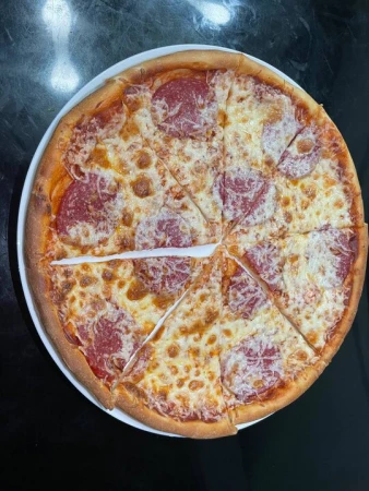 Пицца колбасная с сыром