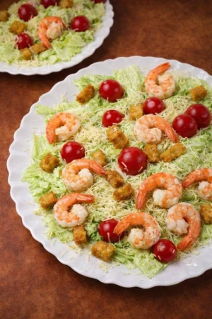 Салат цезарь с креветками