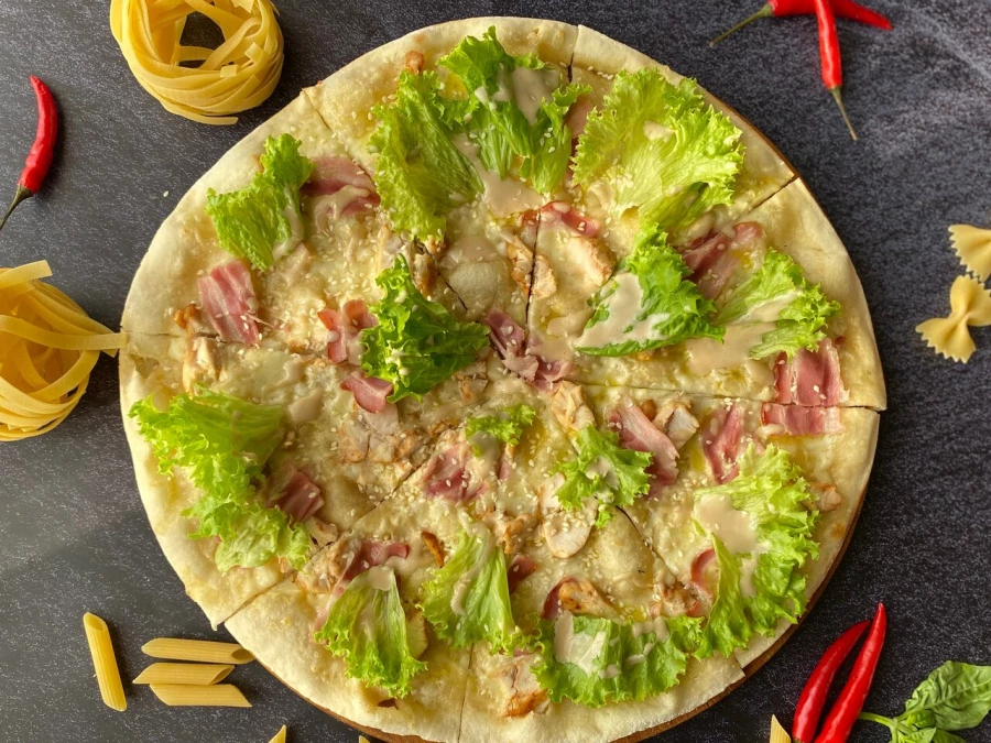 Пицца Цезарь с курицей и беконом