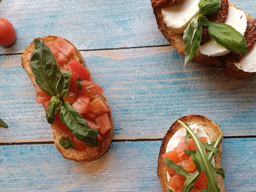 Брускетта с томатами и базиликом