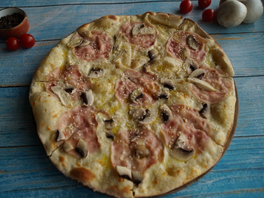 Пицца с ветчиной и грибами на сливках