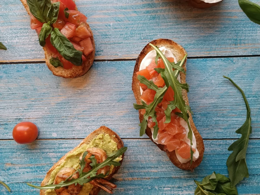 Брускетта с лососем и рукколой