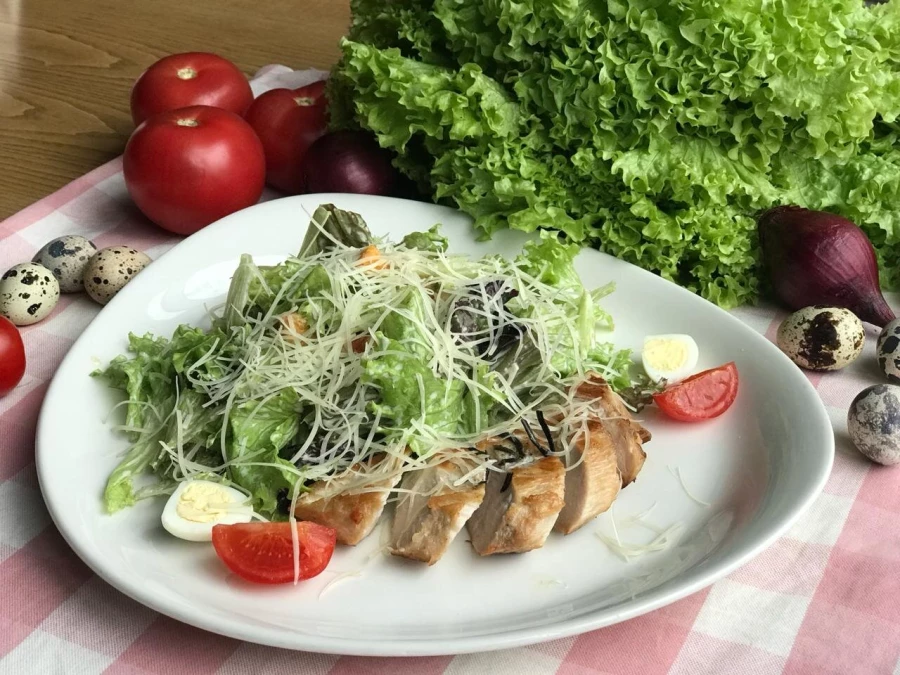 Салат Цезарь с креветками