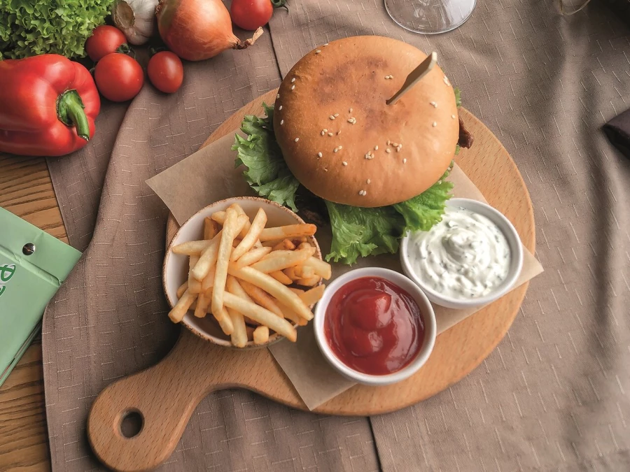 Бургер с говяжьей котлетой и картофелем фри